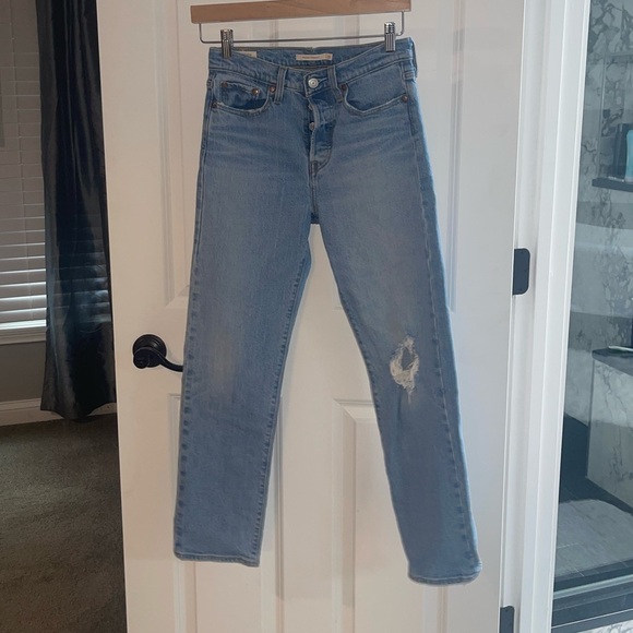 LEVI WOMEN'S HIGH RISE WEDGIE STRAIGHT JEANS LIGHT WASH DISTRESSED HOLE SZ 25x28 - Picture 4 of 12